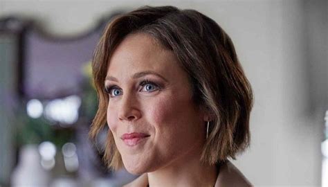 Erin Krakow Stuns in Tight Pleather Pants, ‘Looks。